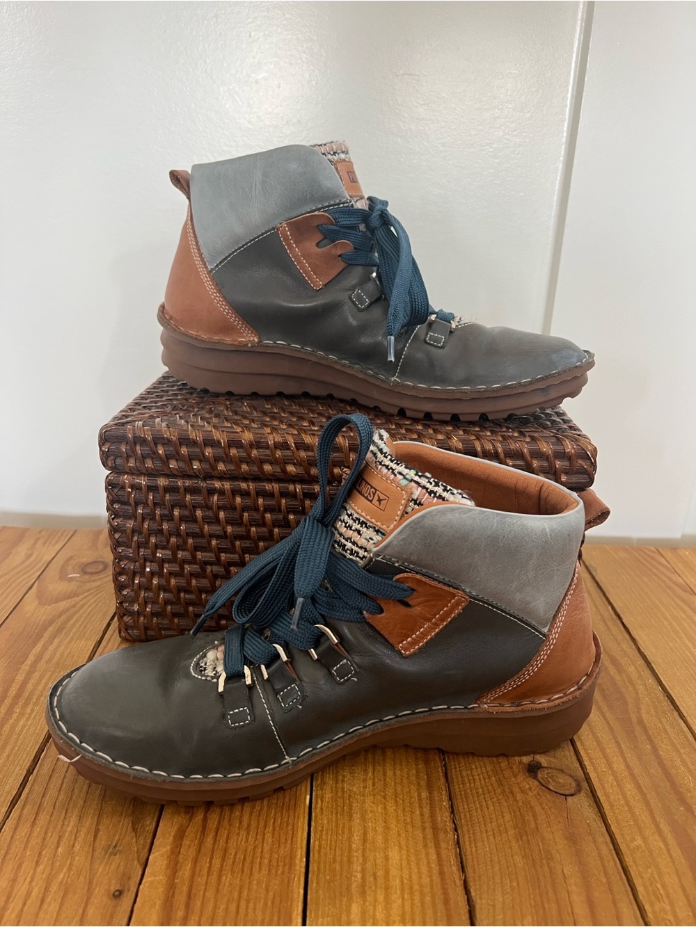 Women's size 40 Pikolinos Two-Tone Leather Lace-Up Ankle Boots - Picture 2 of 7